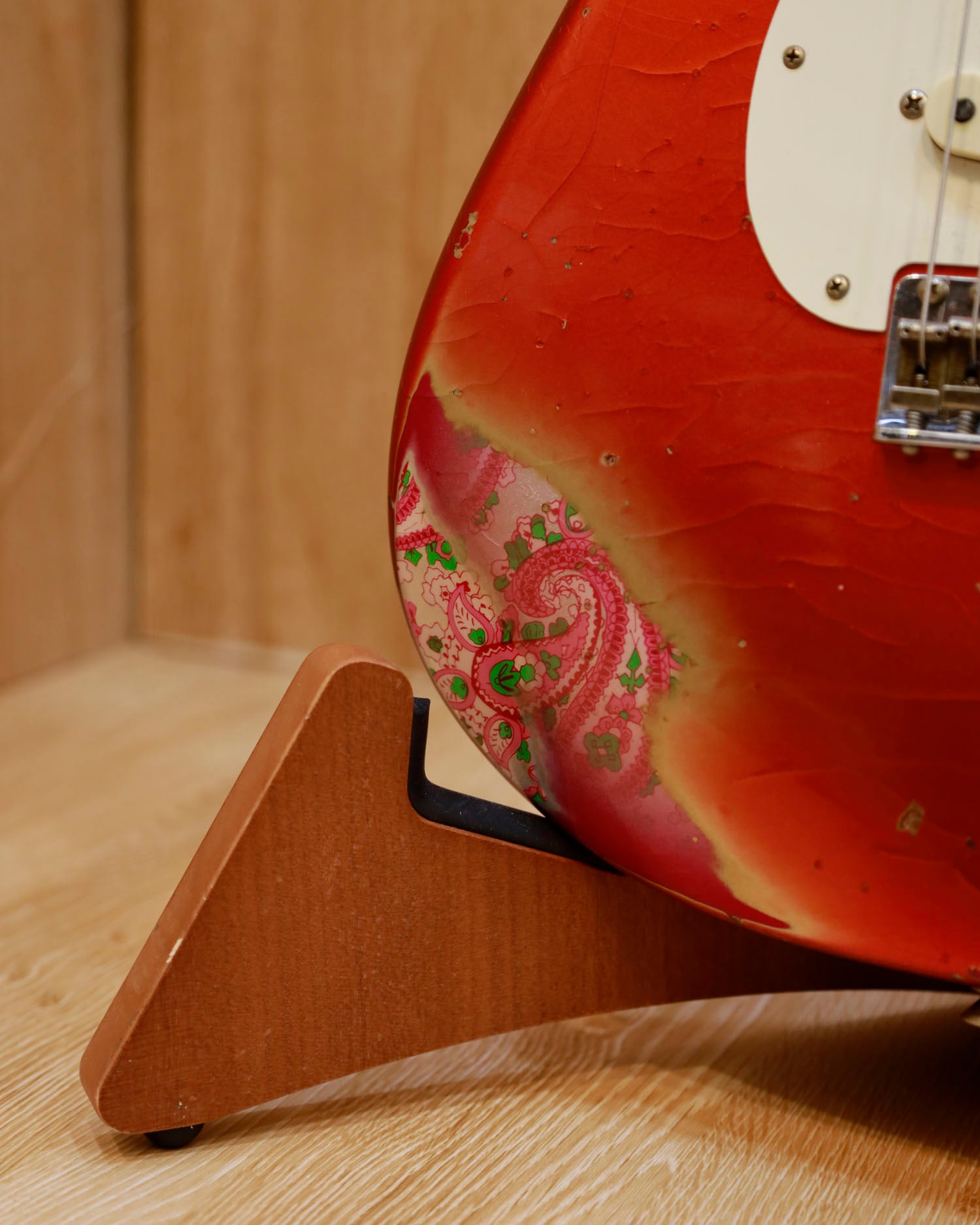Fender LIMITED EDITION MISCHIEF MAKER - HEAVY RELIC®, SUPER FADED AGED CANDY APPLE RED OVER PINK PAISLEY