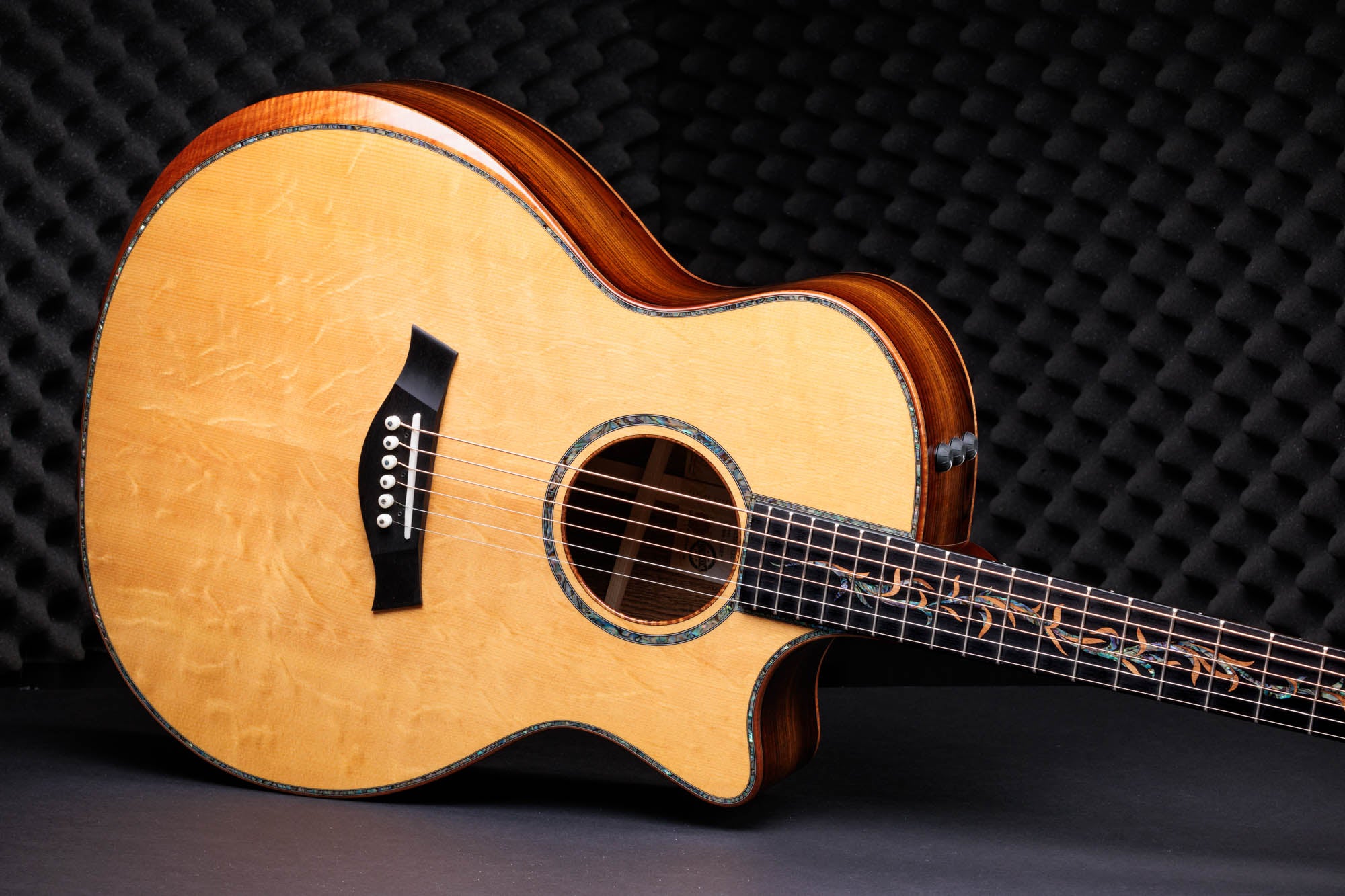 Taylor Custom #27: C14ce B4027 – Grand Auditorium, Bearclaw Sitka Spruce/Bocote